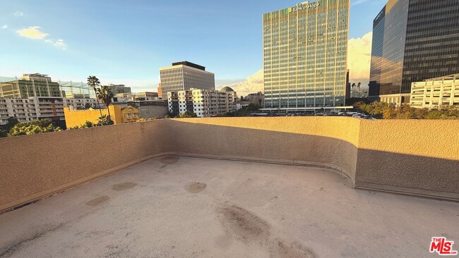 Building Photo - 701 S Kingsley Dr