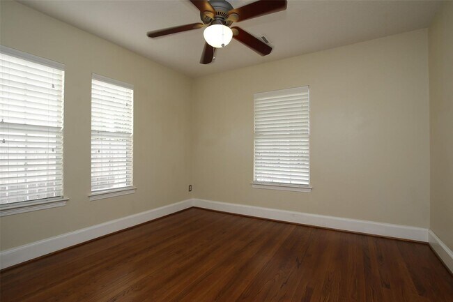 Building Photo - Beautifully updated 3BR/2BA Bungalow in de...