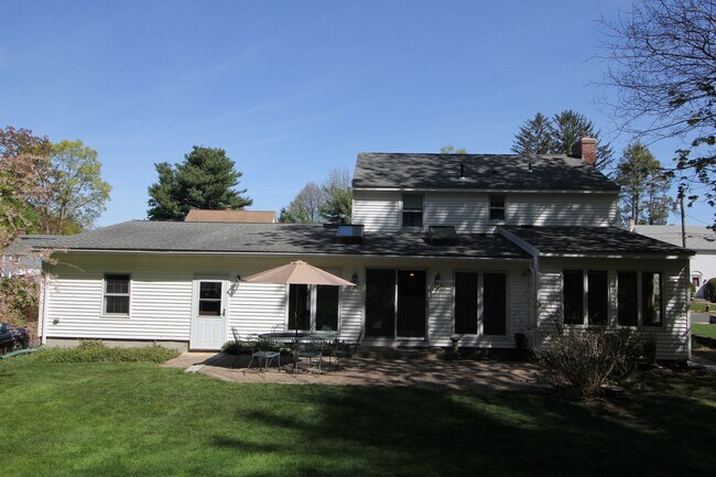 Building Photo - Beautiful 3 Bed, 2.5 Bath Single Family Colonial for Rent in Manchester!