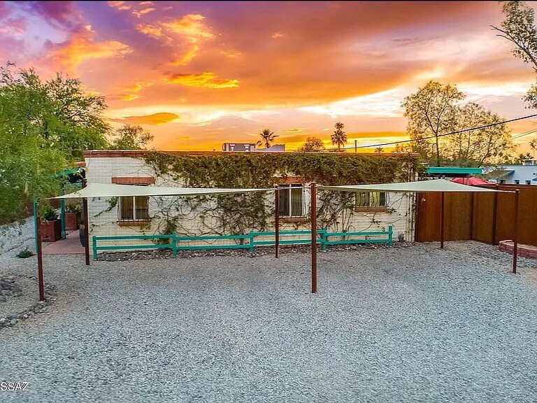 Building Photo - 3033 N Cherry Ave