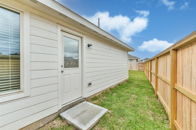 Building Photo - 21043 Longeni Dr
