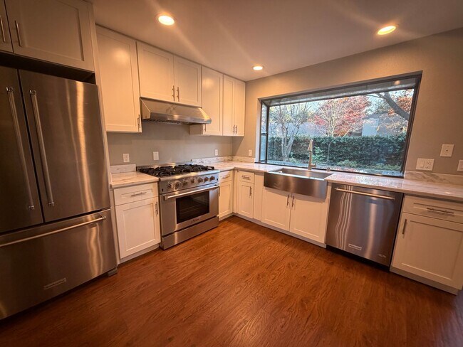 Building Photo - Gorgeous 3-Bedroom House in Gold River with pool