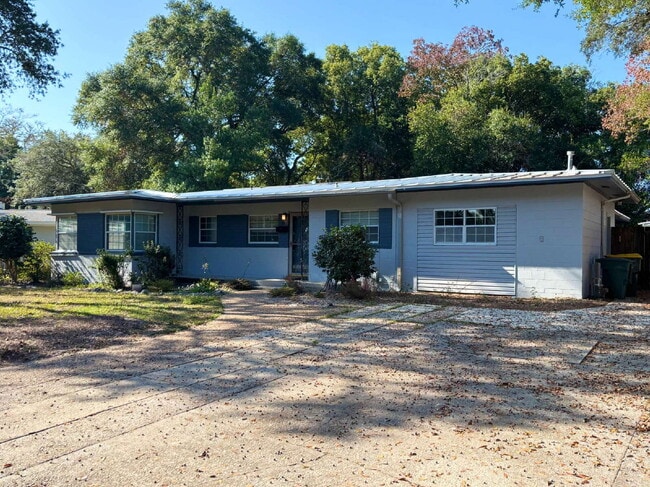 Building Photo - "Coastal Comfort Awaits: Spacious 4-Bed, 3-Bath Home in Fort Walton Beach Haven"