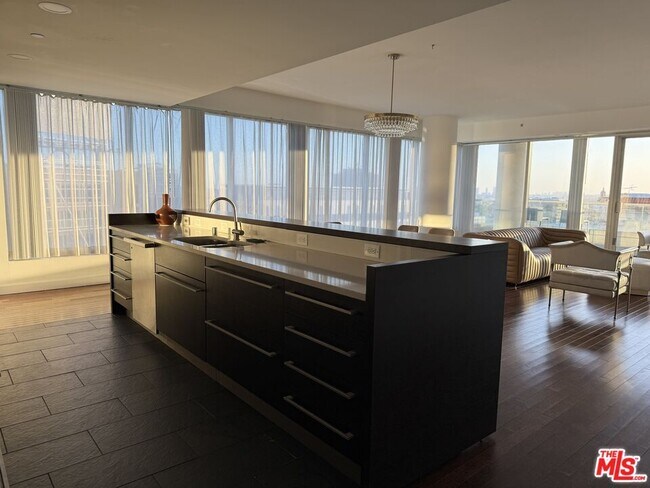 Building Photo - 6250 Hollywood Blvd