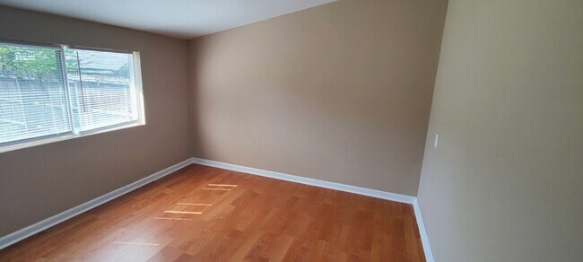 Building Photo - 1520 Lawn Ave