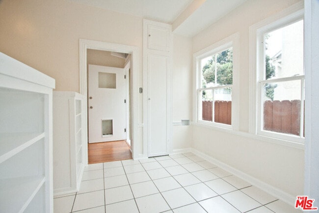 Building Photo - 153 Hollister Ave