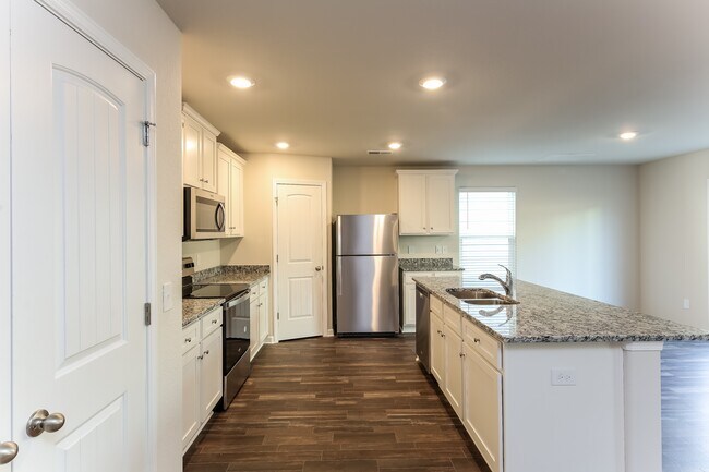 Building Photo - 2153 Southlea Dr