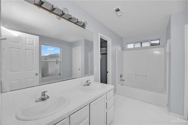 Building Photo - 2208 Eagle Landing Dr