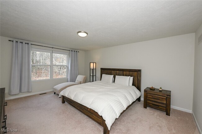 Building Photo - 4816 Lake View Dr