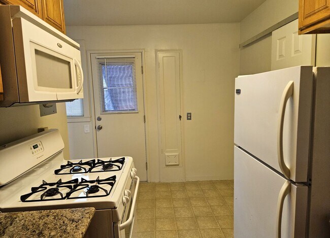 Building Photo - Downtown Palo Alto Living – 1 Bedroom Apartment Available March 4th.