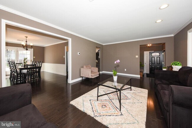 Building Photo - 127 Lark Dr