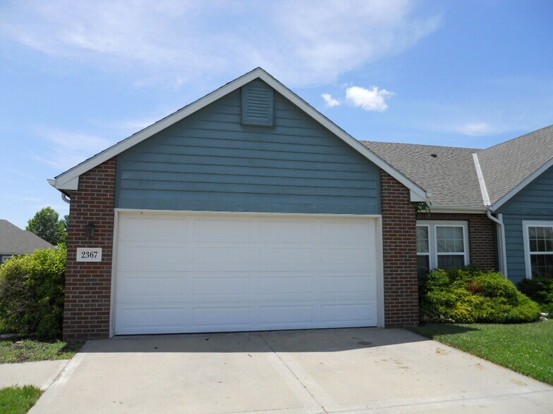 Building Photo - 2367 Surrey Dr