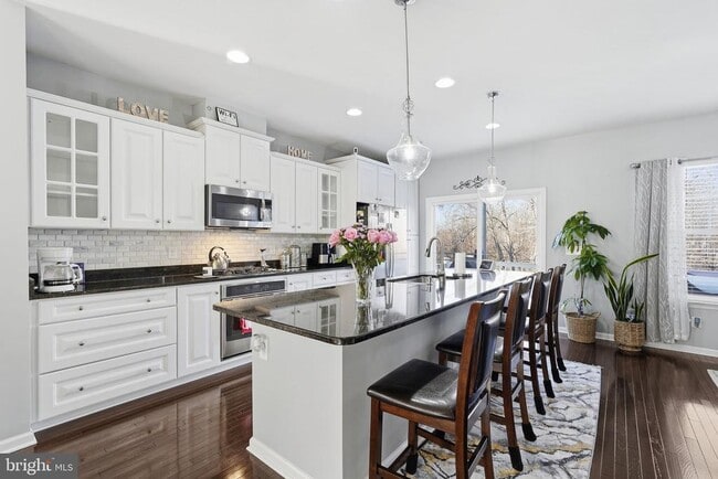 Building Photo - 9052 Isabel Ln