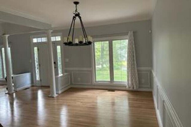 Building Photo - Stunning 5BR House in Roundtree Estates