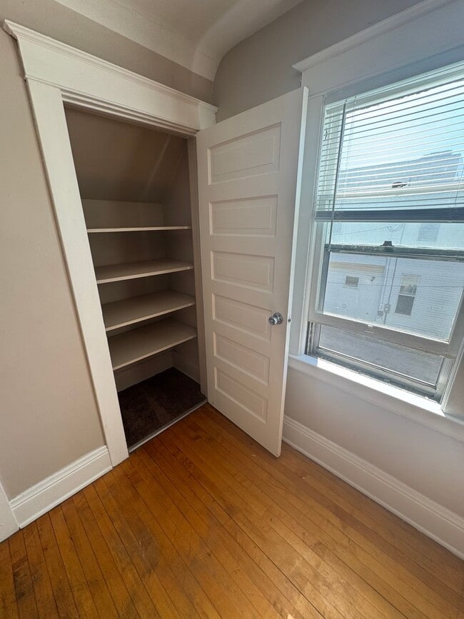 Building Photo - Beautiful 3 Bedroom 1.5 Bathroom Historic ...