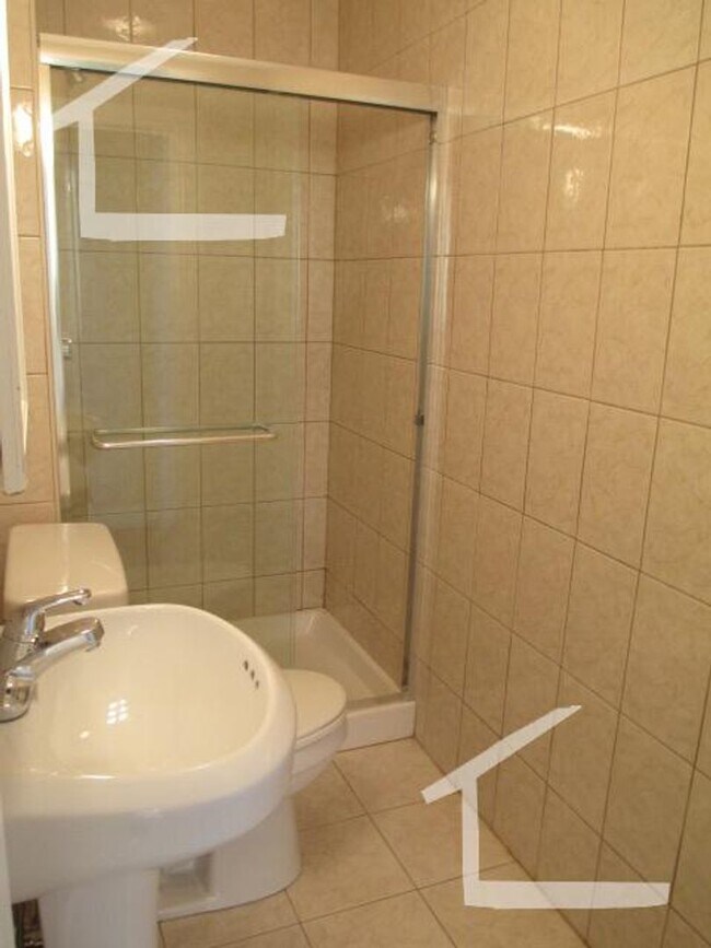 Building Photo - Central Brookline Location, Walk to BU and...