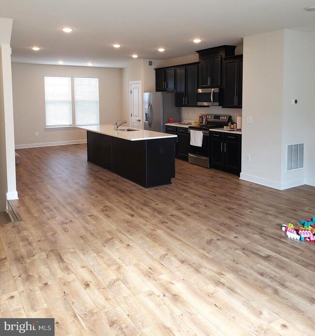 Building Photo - 2204 Shadmoor Dr