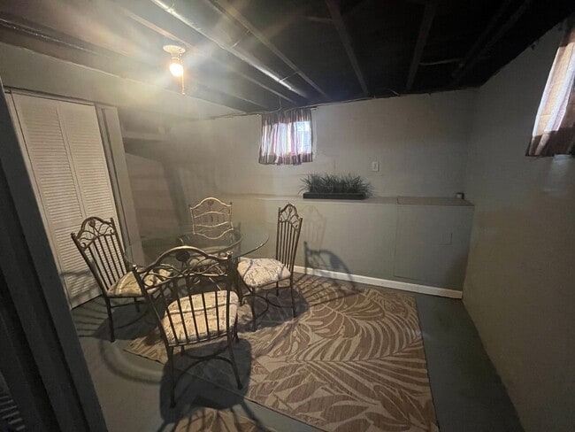 Building Photo - Two Bedroom in East Alton