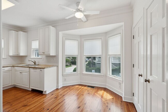 Building Photo - Downtown Charleston Waterfront Townhouse