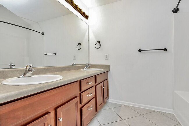 Building Photo - Spacious 2BD/2.5BA Condo in NODA!
