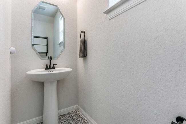 Building Photo - Beautiful Modern 2 story home!