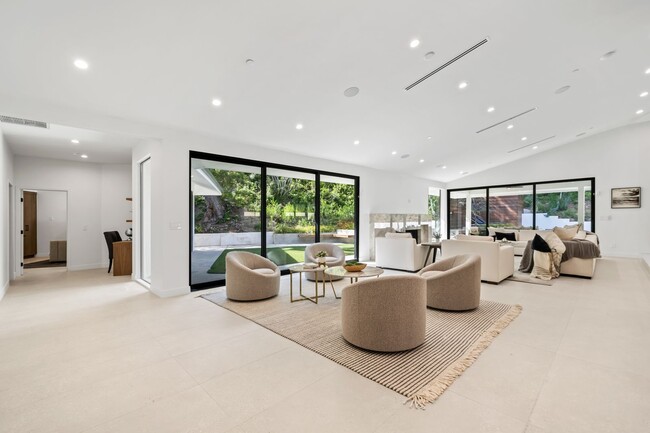 Building Photo - 16105 Clear Oak Dr