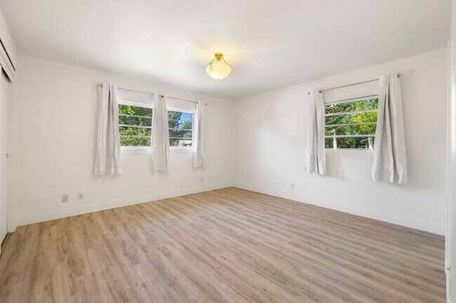 Building Photo - Reburbished 3bd/2ba, 2,275 sq ft home in C...