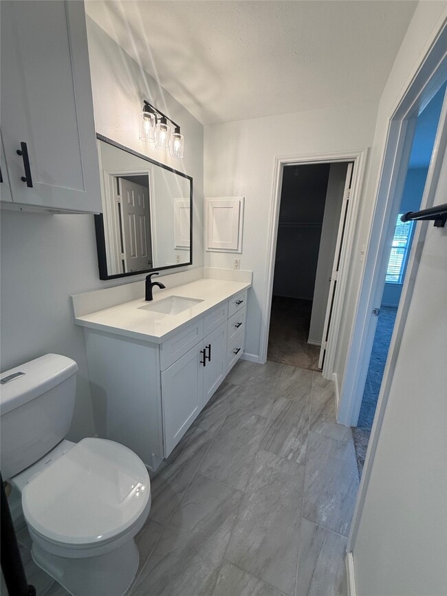 Building Photo - 609 W 20th St