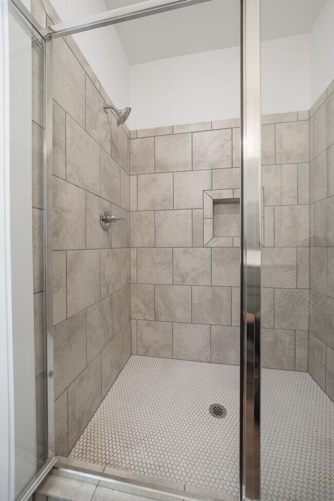 Building Photo - 2 Bedroom Home with Garage AND Fenced Back...