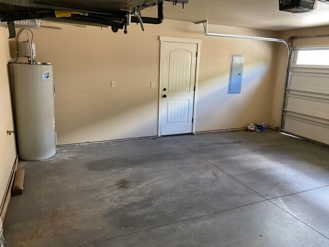 Building Photo - 4 Bed/3 Bath Townhome in NW Bend - Newport...