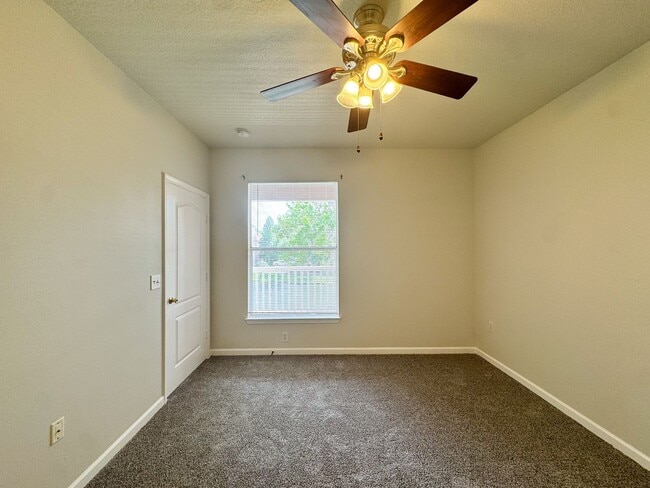 Building Photo - The Villas Condominiums  2/2 AVAILALBE NOW!