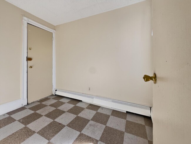 Building Photo - 492 West Side Ave