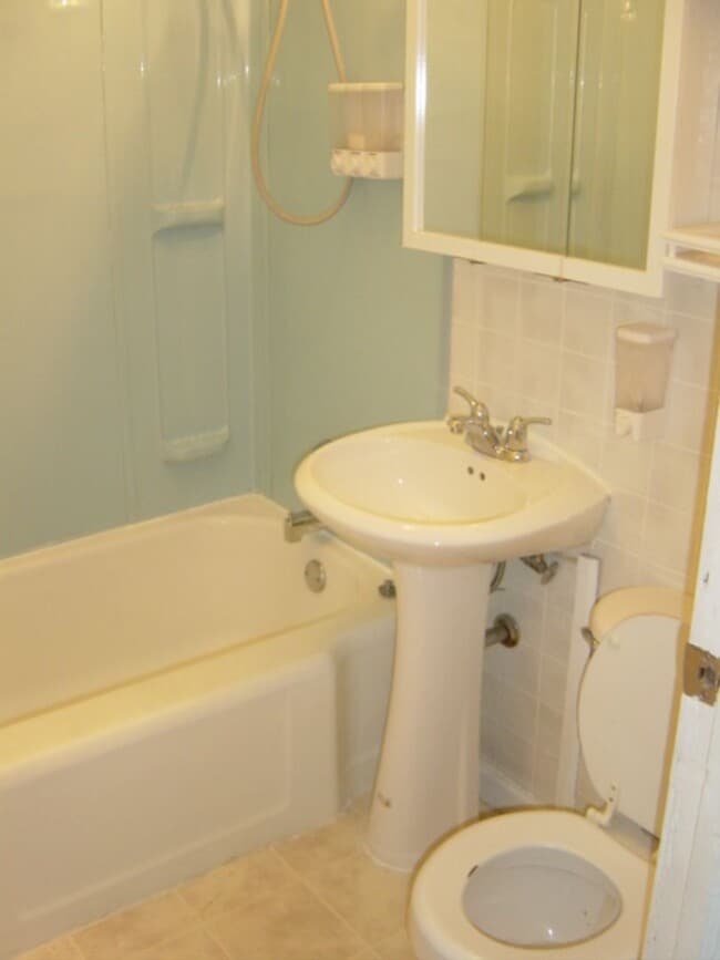 Building Photo - 2208 W 2nd St