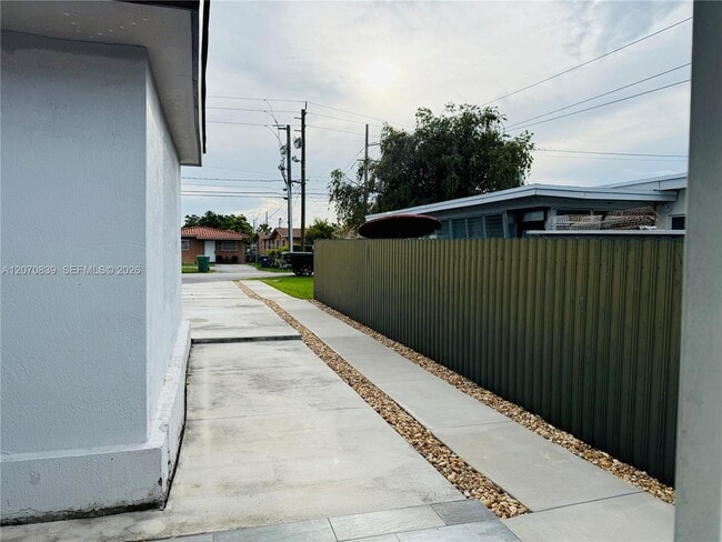 Building Photo - 1221 SW 76th Ct