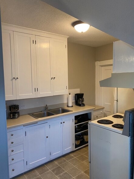 Fully furnished kitchen - 523 21st St N