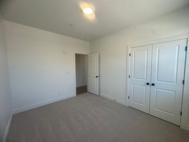 Building Photo - Luxury 3 bedroom Condo in Desert Color!