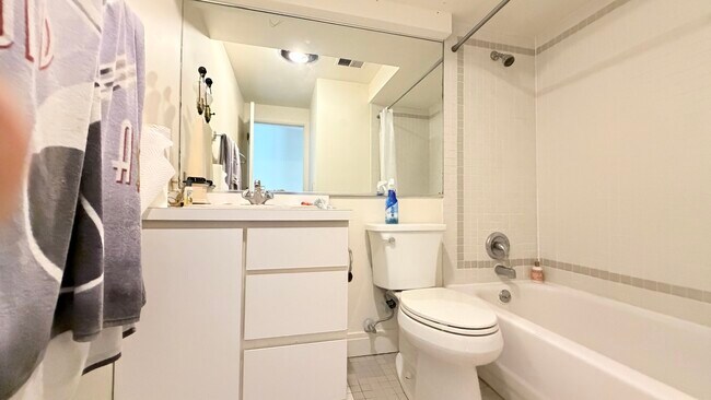 Building Photo - 534 W Dickens Ave