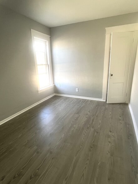 Building Photo - 704 W 18th St