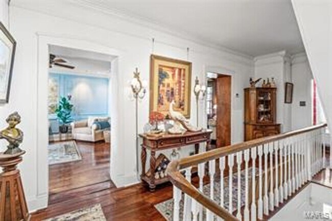 Building Photo - Beautiful 2 bedroom/ 2 bathroom apartment located right on Historic Main Street in St. Charles.
