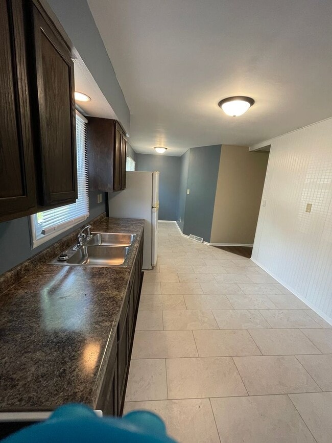 Building Photo - $1050 month/deposit Rare find! Remodeled 3bd Ranch 2 car garage in Savage Addition!