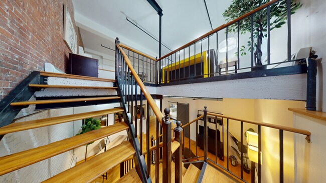 Building Photo - 19 Stanhope St