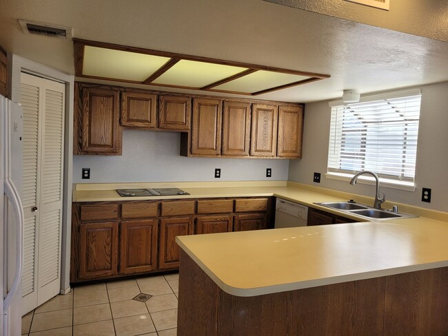 Building Photo - Affordable 2bed/2 bath Condo is Beautiful ...