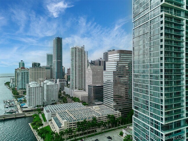 Building Photo - 495 Brickell Ave