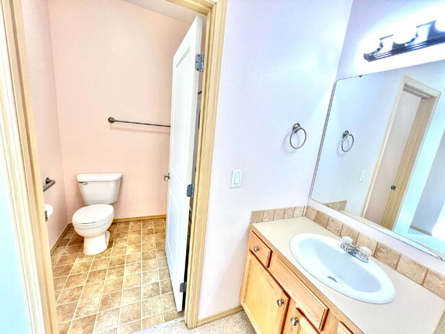 Building Photo - Move-In Ready Puyallup Townhome – Central Location, Easy Commute