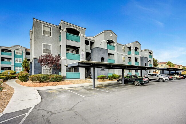 Building Photo - LOCATION! LOCATION! LOCATION! Move-in read...