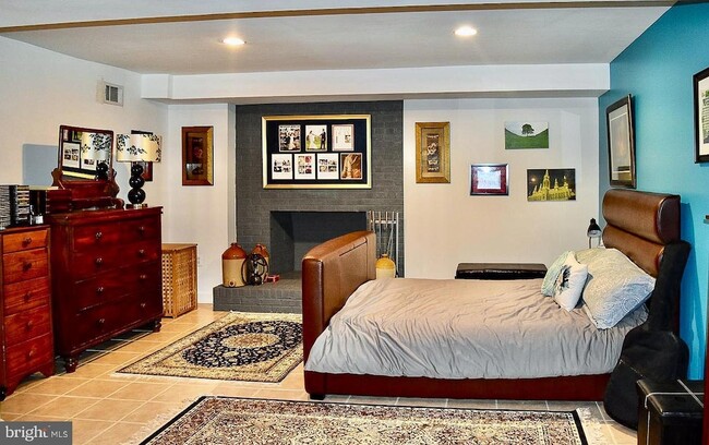 Building Photo - 2235 Abbotsford Dr