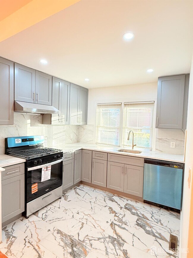 Building Photo - 385 Pierson Ave