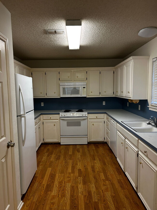 Building Photo - Nice Three Bedroom - Northridge