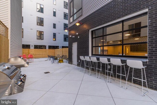 Building Photo - 629 W Girard Ave
