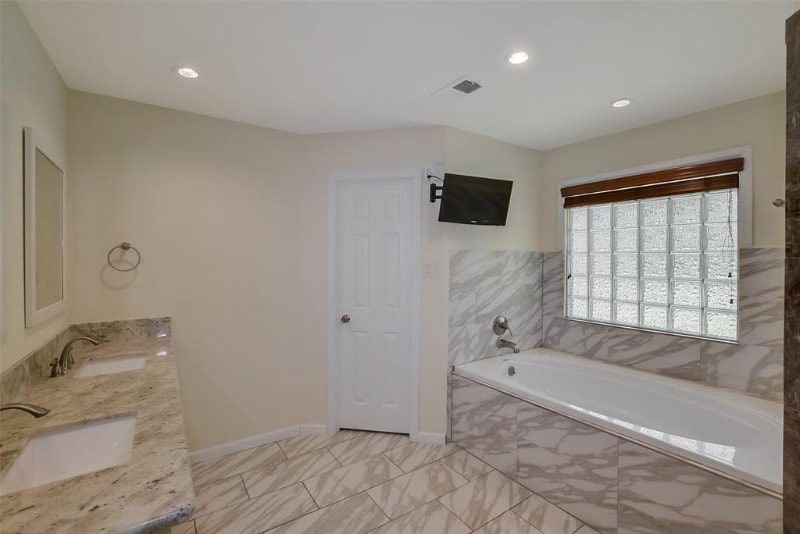 Building Photo - 6602 Point Clear Dr